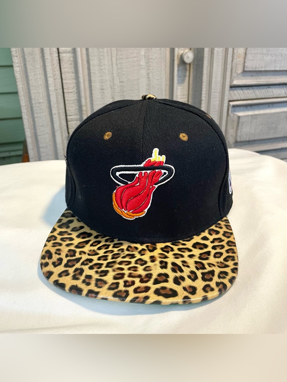 Miami Heat Hat/Cap - Mitchel & Ness Hardwood Classics - Red/Black/Leopard bill